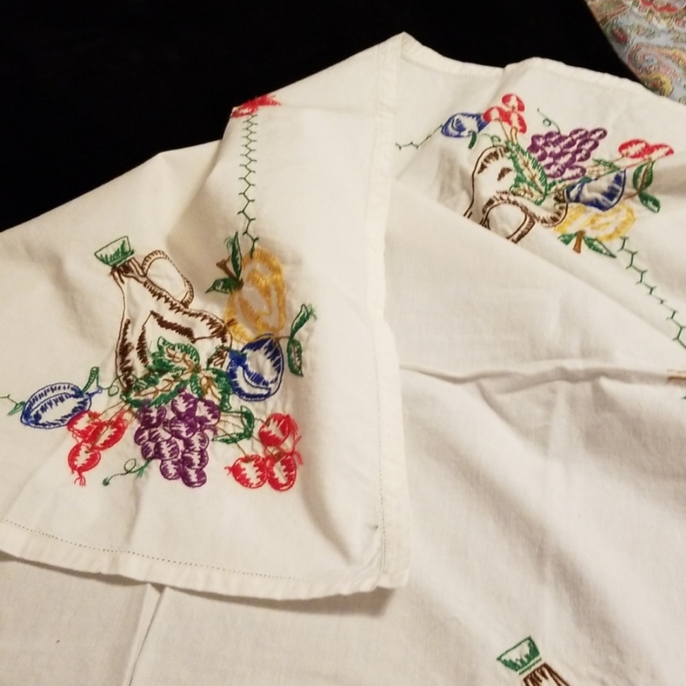 Small Fruit embroidered tablecloth - Picture 6 of 6
